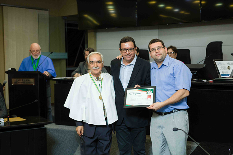 Entrega do certificado ao vereador Professor Pierre pelo prefeito eleito Renato Bravo (Foto: Osvaldo Enoc)
