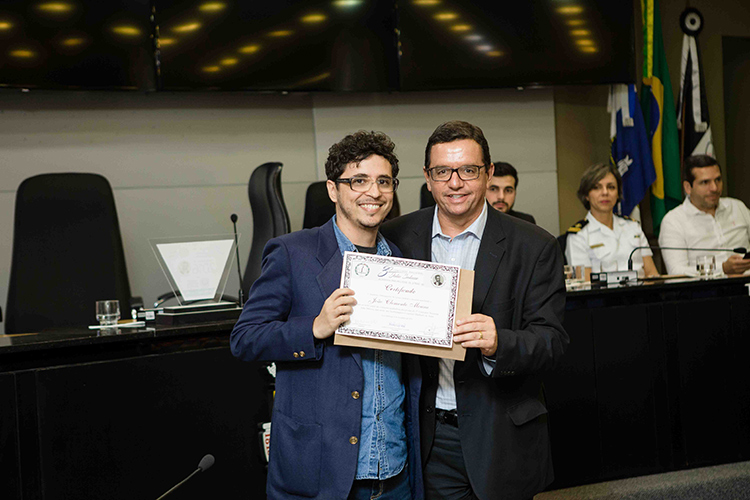 Entrega do certificado ao jornalista João Clemente, de A VOZ DA SERRA, um dos membros do júri do Concurso Literário Nacional Julio Salusse (Foto: Osvaldo Enoc)