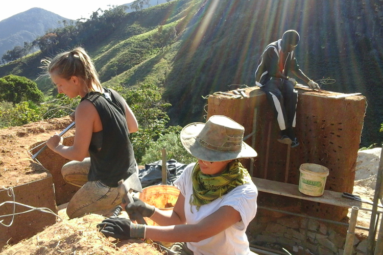 Voluntários trabalham no projeto (Foto: Divulgação)