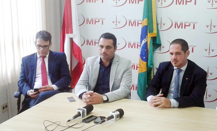 Os procuradores do município José Helio Alvim e Sávio Rodrigues com o procurador do MPT, Jefferson Luiz Maciel Rodrigues (Foto: Alerrandre Barros)