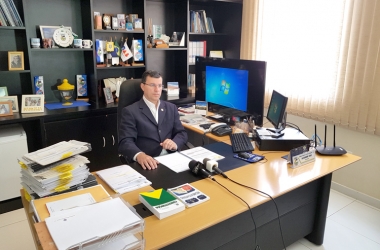Alexandre Cruz em seu gabinete (Foto: Alerrandre Barros)