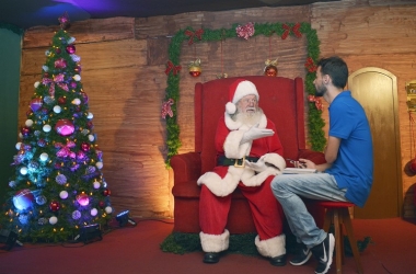 O jornalista Alerrandre Barros conversa com Papai Noel (Foto: Henrique Pinheiro)