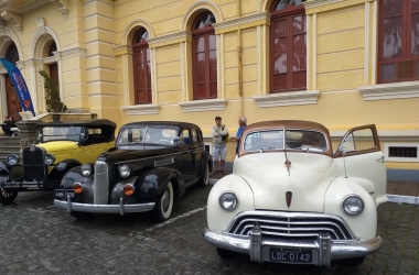 A elegância dos carros antigos no pátio do Anchieta (Fotos: Paula Valviesse)