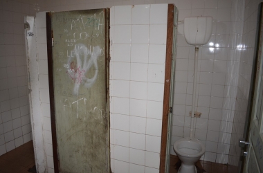 Os banheiros pichados e quebrados do Odette Pena Muniz (Fotos: Henrique Pinheiro)
