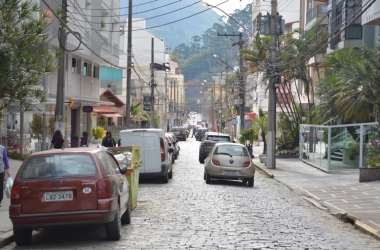 A Rua Augusto Spinelli, hoje em sentido único no trecho entre a Monte Líbano e a Farinha Filho (Foto: Henrique Pinheiro)