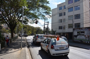 Veículos parados longe da faixa de pedestres diante do sinal vermelho (Fotos: Henrique Pinheiro)