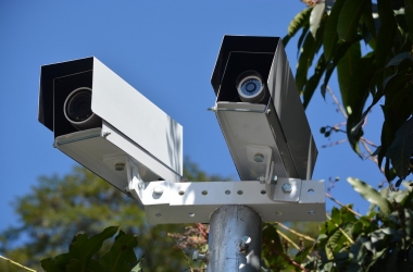 Câmeras nos sinais multam quase 80 motoristas por dia em Friburgo