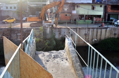 A estrutura de concreto sendo removida nesta quarta (Fotos: Henrique Pinheiro)