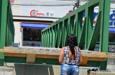 Uma das pontes já instalada, desnivelada da rua (Arquivo AVS/ Henrique Pinheiro)