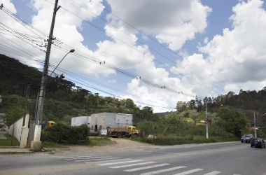 O terreno onde será construído o atacadão (Foto: Henrique Pinheiro)