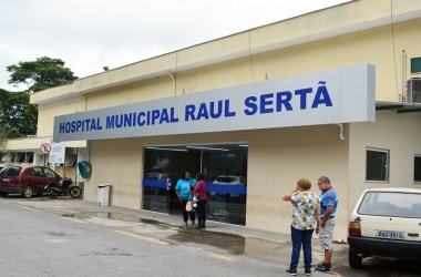 O acúmulo de água na entrada do hospital (Foto: Henrique Pinheiro)