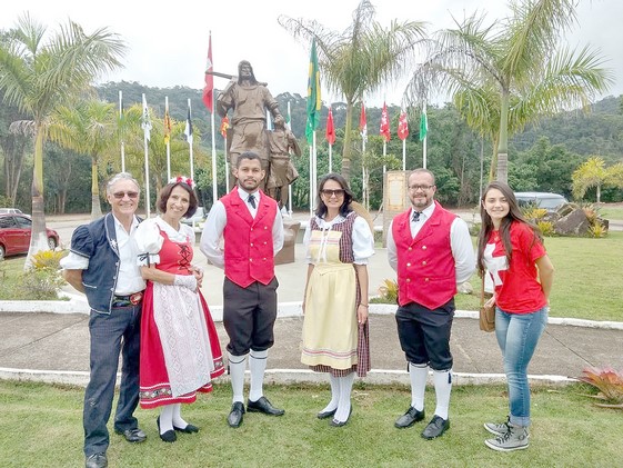 Representantes da colônia suíça no hasteamento das bandeiras em 2018 (Arquivo AVS)