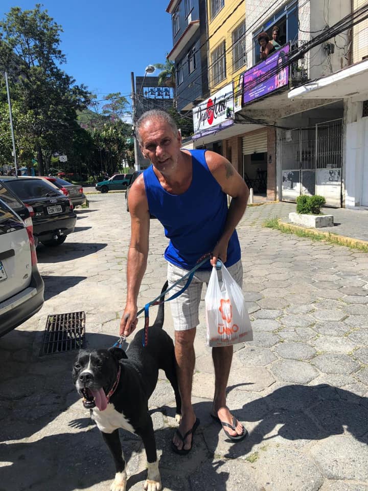 Carlos e o cão que adotou: ele perdeu um cachorro recentemente, de câncer (Divulgação)