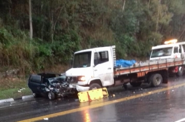 O carro bastante danificado após a colisão (Foto de leitor)