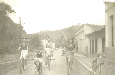 Família passeia de bicicleta em Nova Friburgo (Arquivo AVS)
