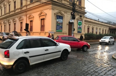 O perigoso cruzamento da Rua Augusto Spinelli com Monsenhor Miranda (Foto de leitor)