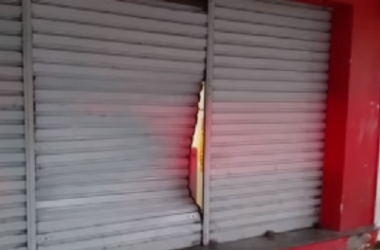 A porta da loja arrombada (Reprodução da web/ Maycon Queiroz)