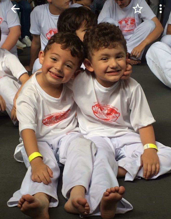 Swian (à esquerda) com um coleguinha: capoeira na infância (Arquivo pessoal)