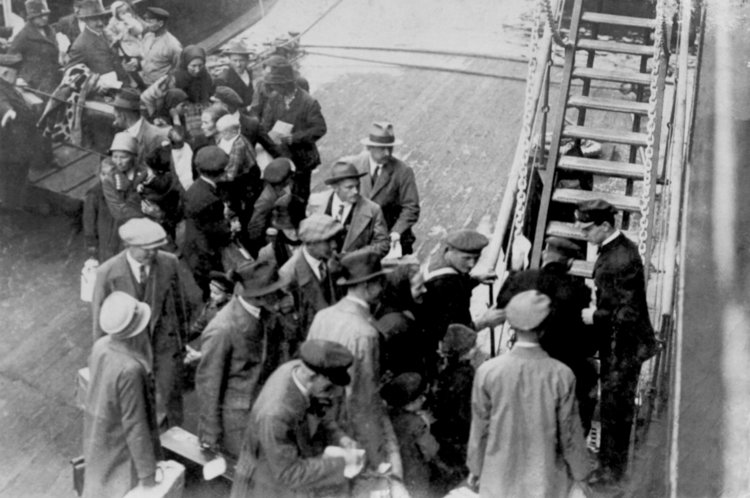 Embarque de suíços para o Brasil no porto de Gênova, Itália, década de 20 (Acervo Memorial do Imigrante)