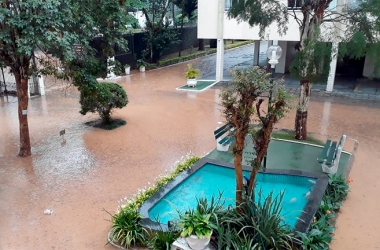 No condomínio Roseiral, em Olaria, o pátio inundado (Foto de leitor)