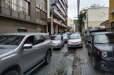 Carros usam a calçada como se fosse via 