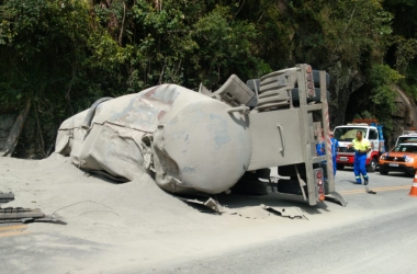 A carreta tombada e o cimento esparramado na pista da RJ-116 (Divulgação)