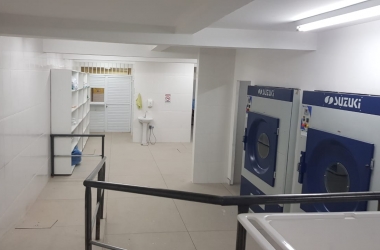 A lavanderia que, segundo o conselheiro Adriano Machado, não tem nem tomadas (Fotos: Adriano Machado)