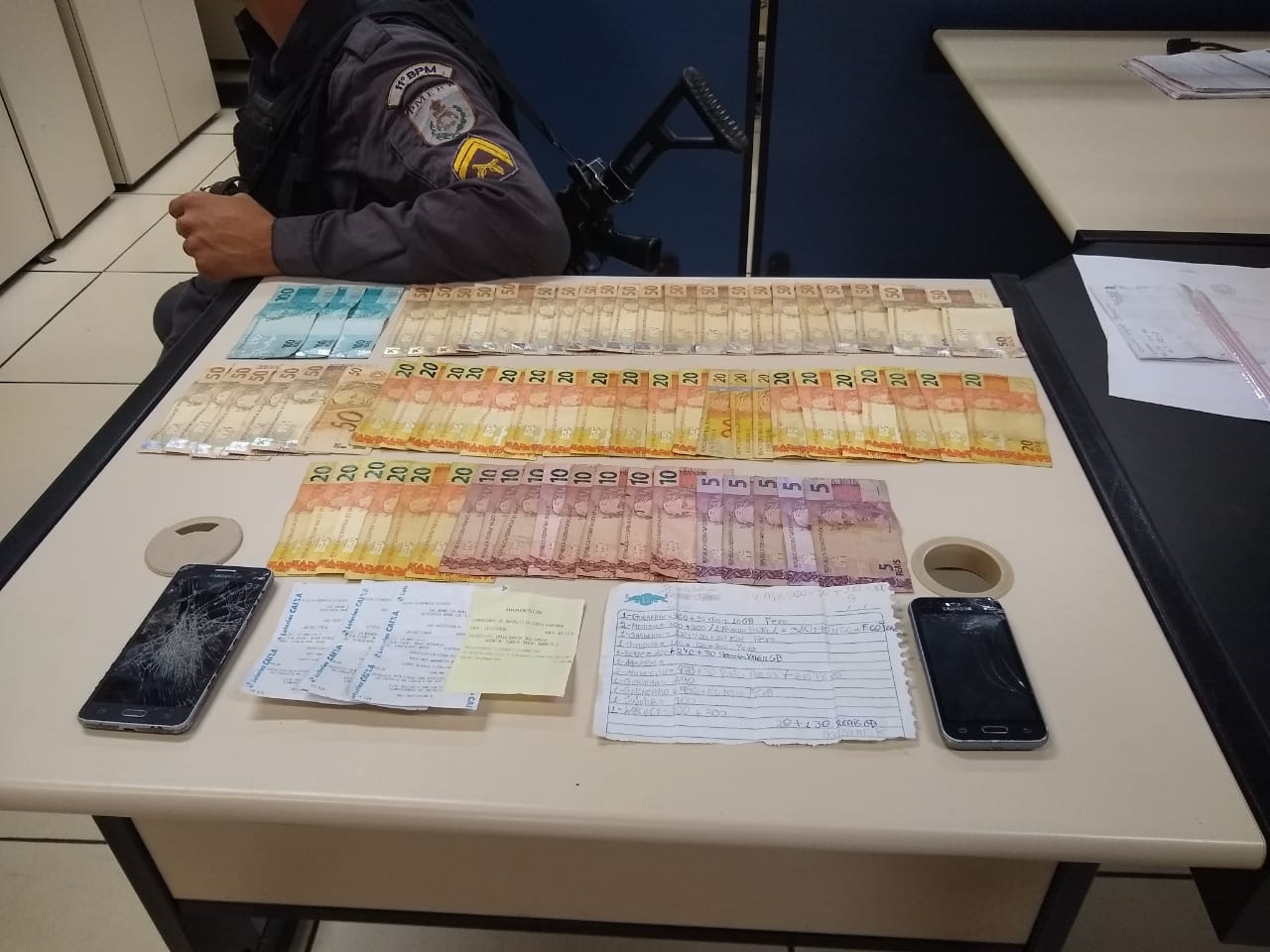 PM apreende mais de R$ 2 mil e anotações do tráfico de drogas