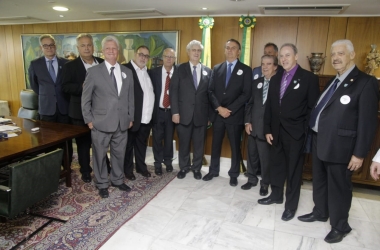 Os empresários reunidos com Jair Bolsonaro (ao centro) - Foto: Paula Johas/ Firjan
