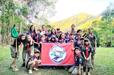 Pequenos escoteiros já com a bandeira do Serra Amar: segundo grupo de Nova Friburgo