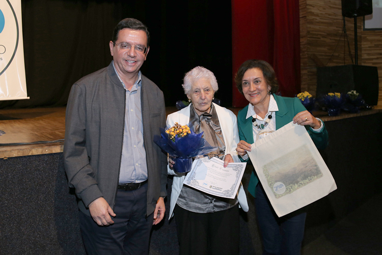 Renato e Cristina entregam a homenagem a dona Hercília Bravo (Fotos: João Luccas Oliveira)