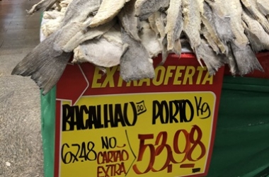 Bacalhau a R$ 53,98 num mercado da cidade (Foto: Thiago Lima)