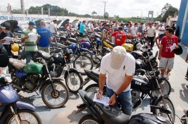 O leilão oferece muitas motos a preços bem acessíveis. Quem as arrematar não precisará pagar multas e o IPVA de anos anteriores, só o de 2018 (Foto: Detro)