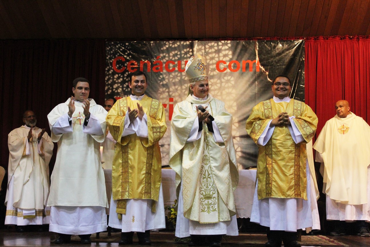 O bispo Dom Edney com os diáconos que serão ordenados em celebração na Catedral de Nova Friburgo (Divulgação)