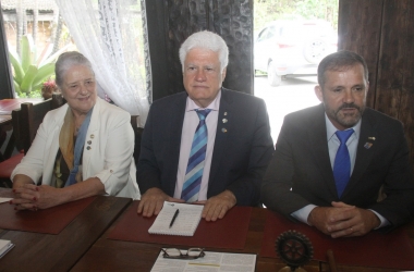 O governador distrital Aroldo Gonçalves (ao centro) e sua esposa Myrthes foram recepcionados no Rotary Olaria pelo presidente Dênis Santarém e conheceram os projetos desenvolvidos (Divulgação)