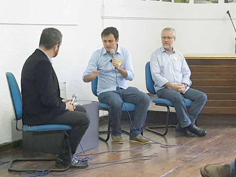 O candidato Glauber Braga acompanhado do vice, Cláudio Damião, responde perguntas repassadas pelo moderador Willian Moliari