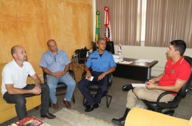 O encontro aconteceu no gabinete do comandante do 6ºGBM, tenente-coronel Alecrim (à direita) - Foto: PMNF