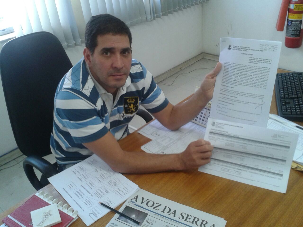 O secretário Renato Satyro mostra relatórios de pagamentos à creche Colmeia do Senhor (Fptp: Alerrandre Barros)