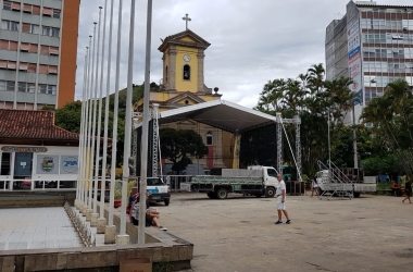 A montagem do palco na Praça Dermeval (Foto: Alerrandre Barros)