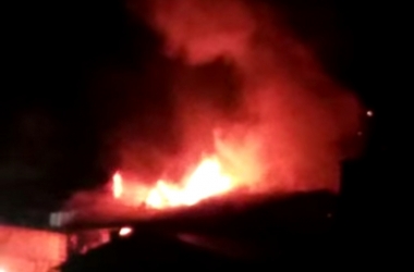 Imagem do incêndio, capturada em vídeo por leitores