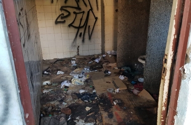 Pichações e muito lixo no banheiro (Fotos: Alerrandre Barros)