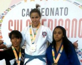 Aline Féu fatura o Campeonato Sul-Americano de Jiu-Jitsu