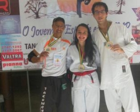 Luiza Carvalho recebe faixa preta de taekwondo