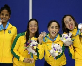 Jhennifer Alves é bronze com equipe brasileira nos 4x100 medley