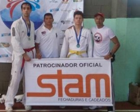 Título e bronze coroam lutadores de taekwondo em Macaé