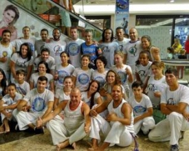 Mestres de capoeira se apresentam em Friburgo