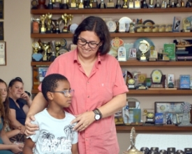 Rotary entrega óculos e devolve alegria a 44 crianças e idosos
