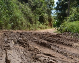 Chuva deixa estrada do Loteamento Toledo coberta por lama