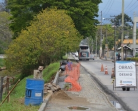 Prefeitura começa a recuperar calçadas na Avenida Costa e Silva