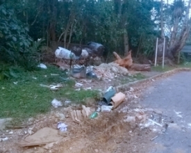 No Debossan, moradores flagraram descarte irregular de lixo